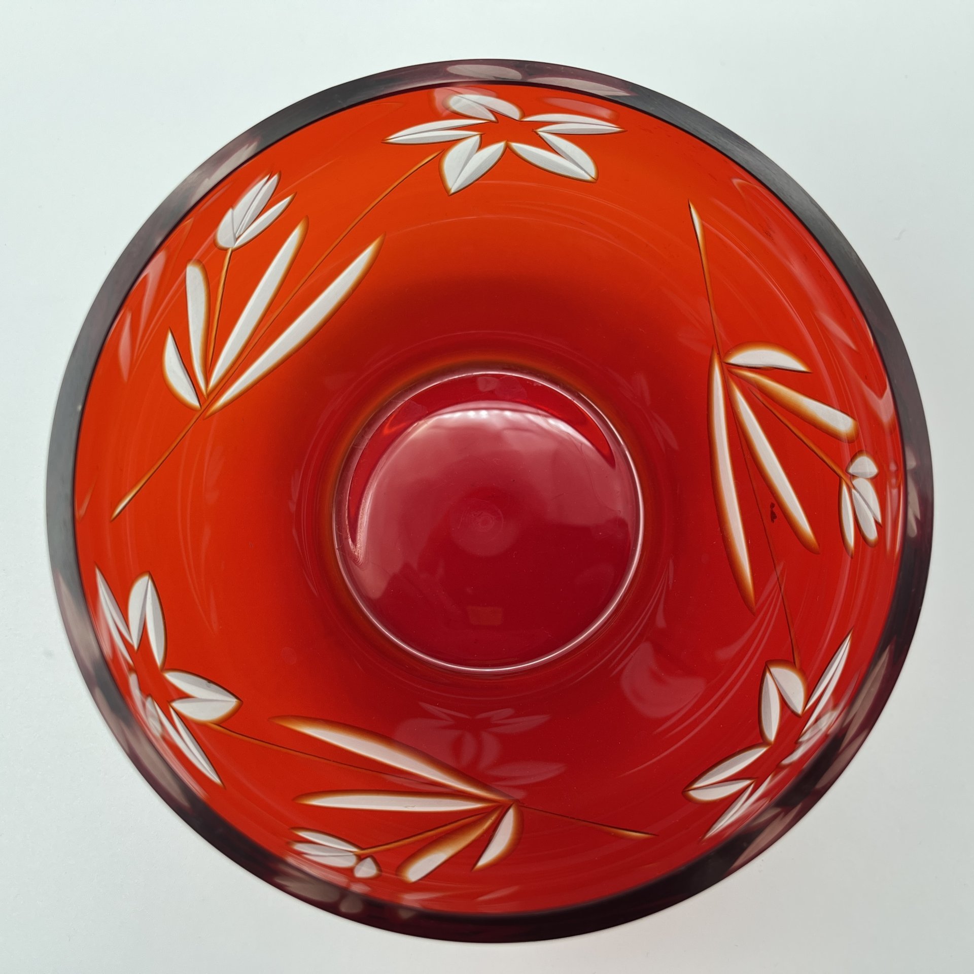 Конфетница рубинового оттенка с цветочным декором, цветное стекло, алмазная грань, СССР, 1960-1990 гг.