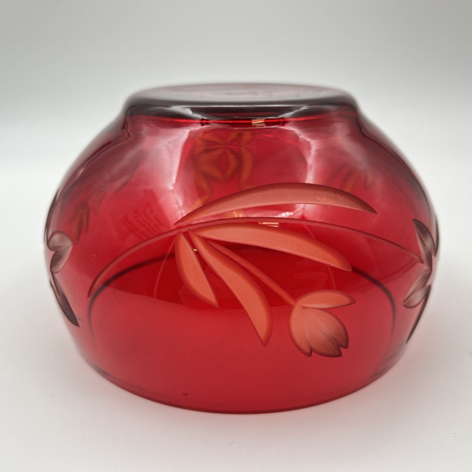 Конфетница рубинового оттенка с цветочным декором