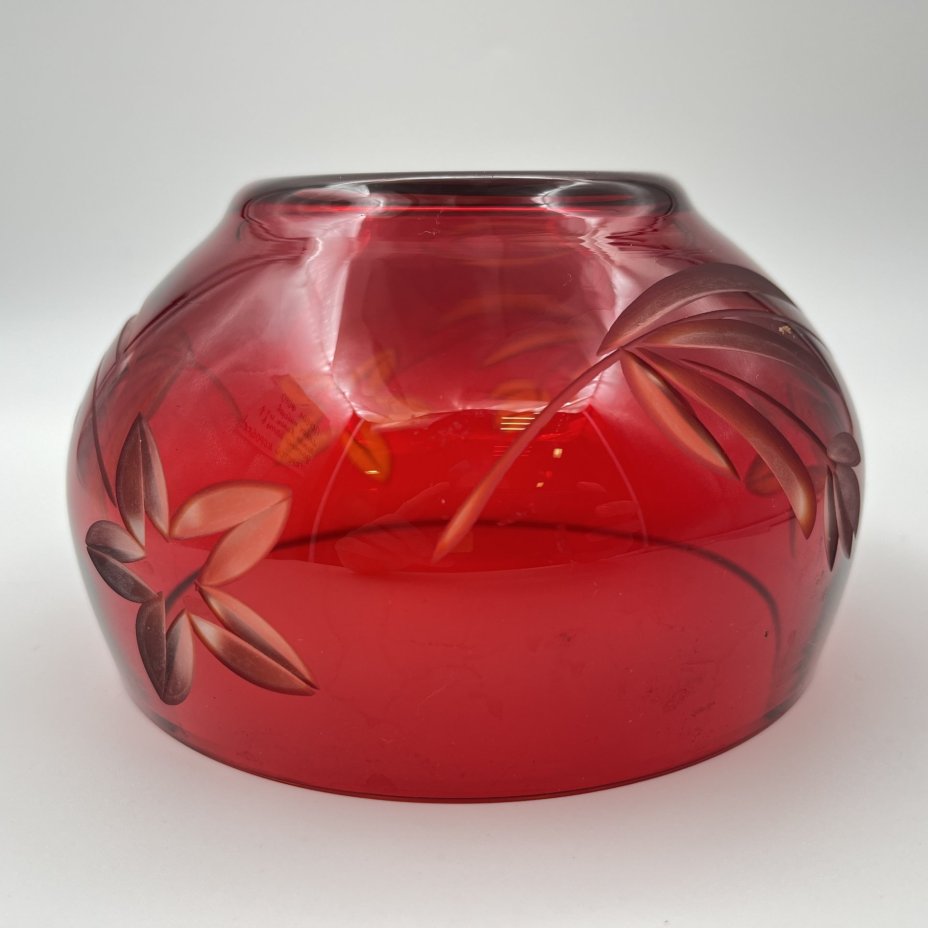 Конфетница рубинового оттенка с цветочным декором