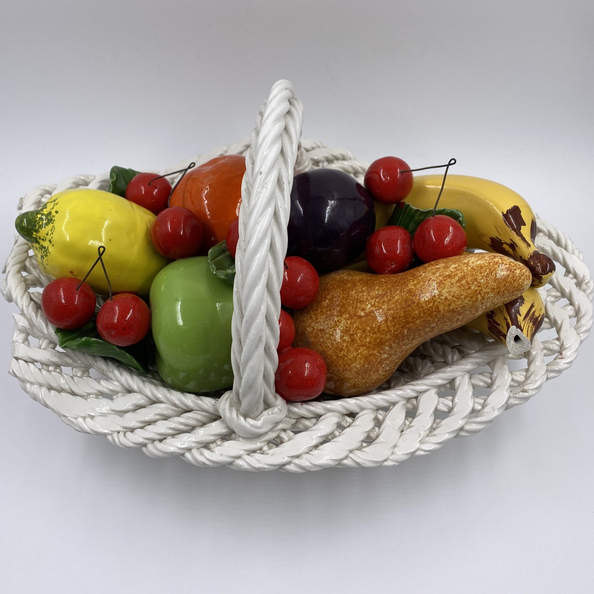 Корзина с фруктами декоративная
