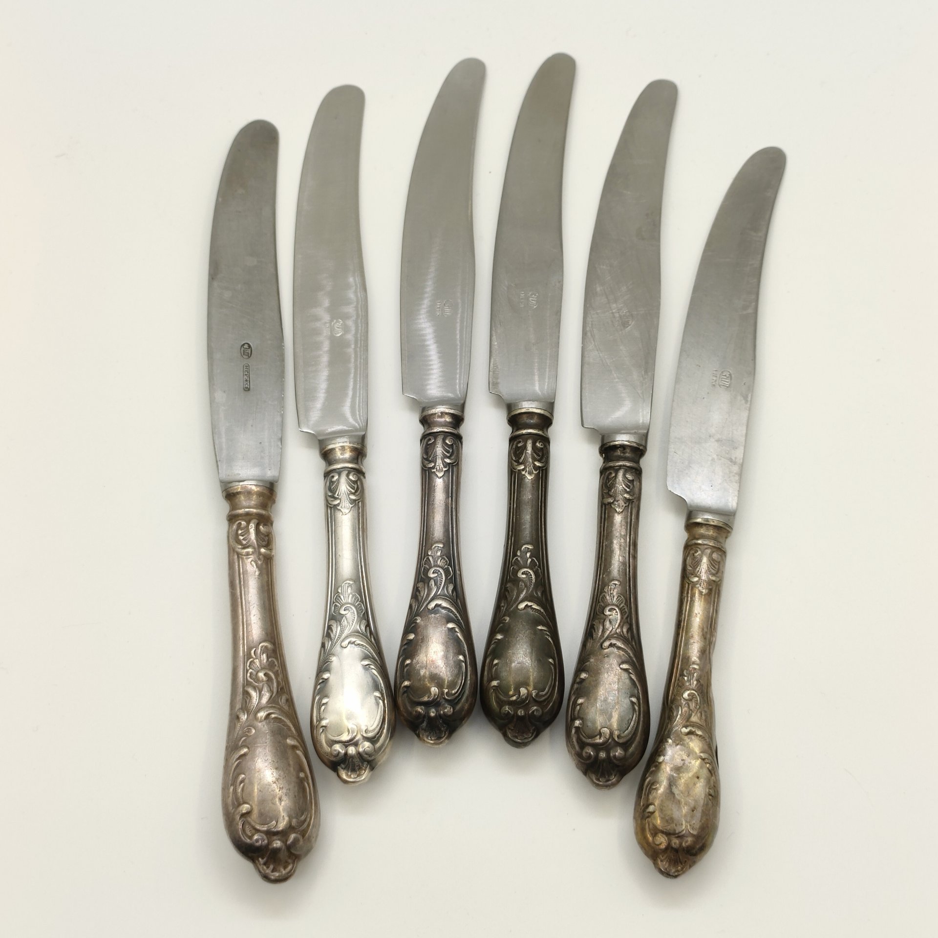 Набор из шести столовых ножей с растительным декором (в подборе), сталь, Вольнянский завод столовых приборов им. Шевченко (ЗiШ, ЗиШ), СССР, 1960-1980 гг.