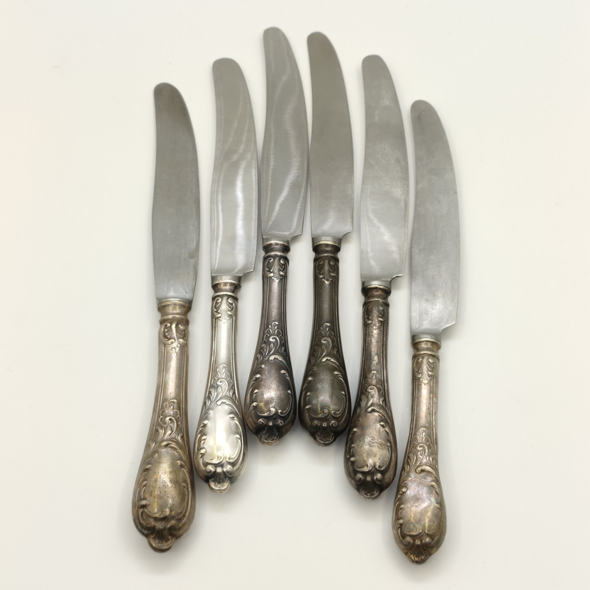 Набор из шести столовых ножей с растительным декором (в подборе), сталь, Вольнянский завод столовых приборов им. Шевченко (ЗiШ, ЗиШ), СССР, 1960-1980 гг.