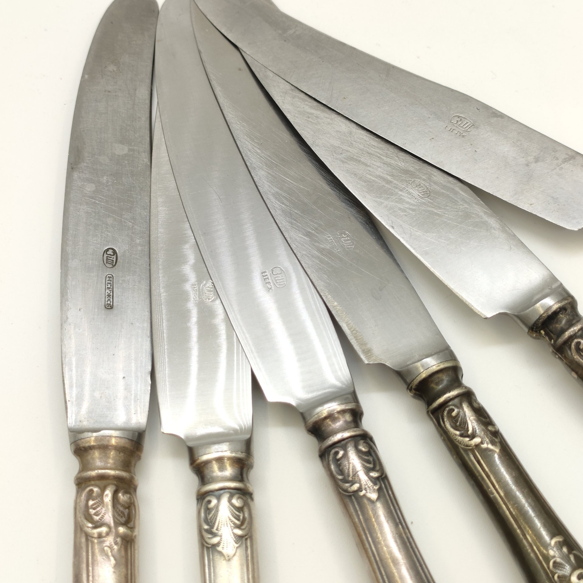 Набор из шести столовых ножей с растительным декором (в подборе), сталь, Вольнянский завод столовых приборов им. Шевченко (ЗiШ, ЗиШ), СССР, 1960-1980 гг.