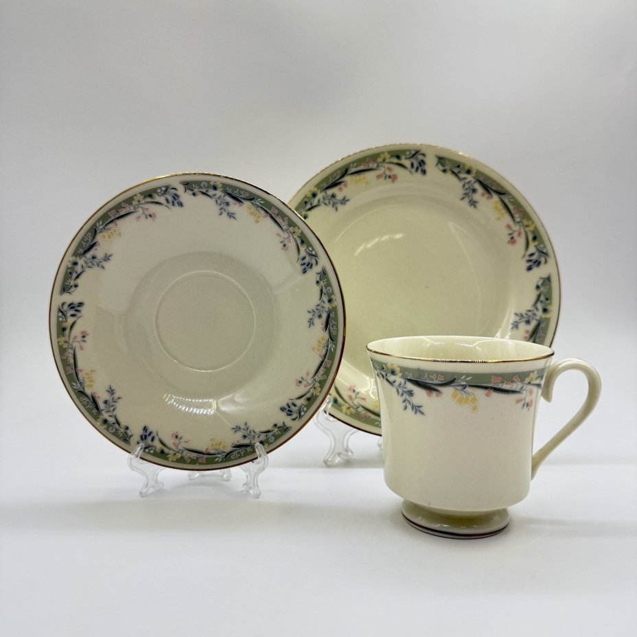 Кофейное трио с флоральным декором, фарфор, деколь, золочение, Китай, 1990-2010 гг.