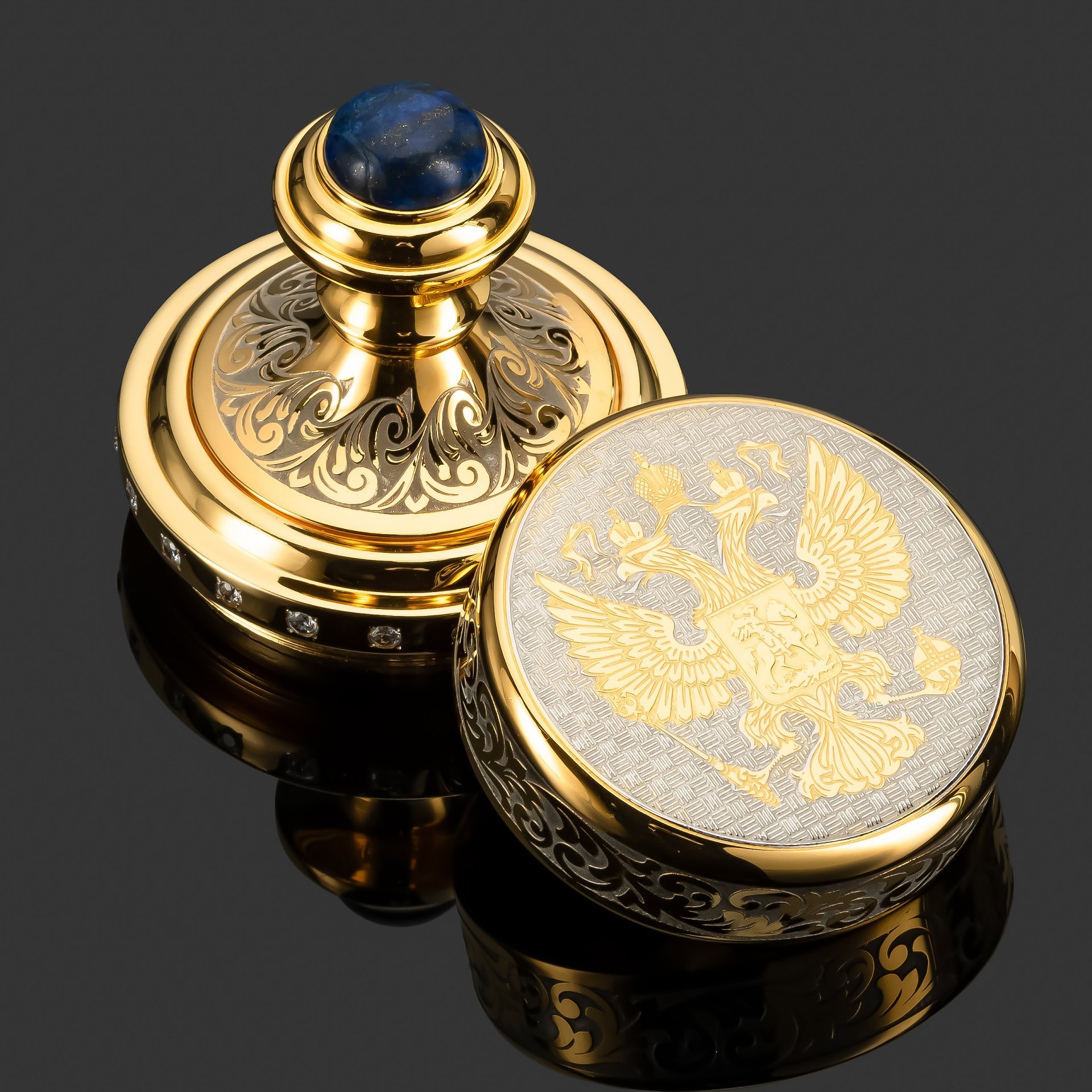 Оснаска под печать  "Герб Российской Федерации" с лазуритом и фианитами в подарочной коробке, металл, латунь золочение, лазурит, фианит, Златоуст, Российская Федерация, 2025 г.