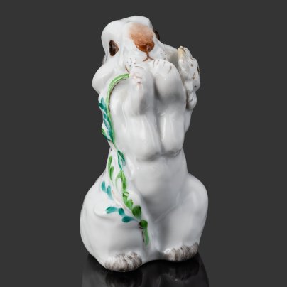 Статуэтка "Заяц с цветком", скульптор Е.И. Чарушин, фарфор, роспись, золочение, Ленинградский фарфоровый завод (ЛФЗ), СССР, 1950-1954 гг.