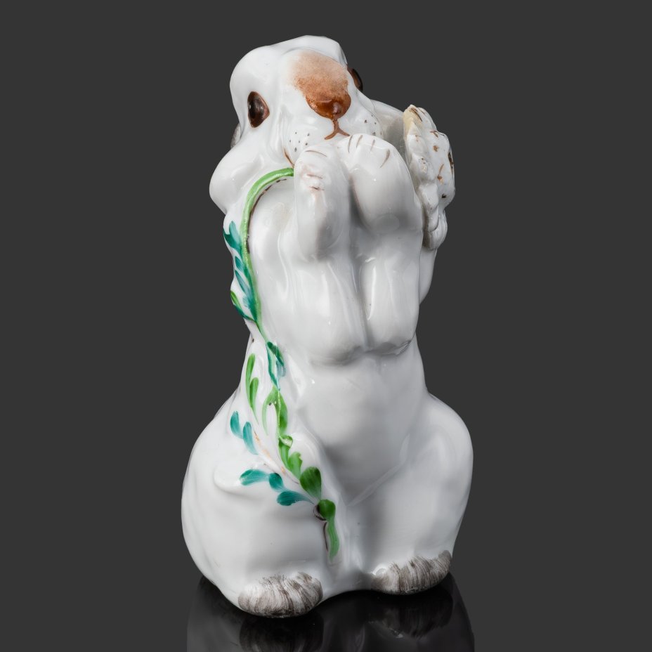 Статуэтка "Заяц с цветком", скульптор Е.И. Чарушин, фарфор, роспись, золочение, Ленинградский фарфоровый завод (ЛФЗ), СССР, 1950-1954 гг.