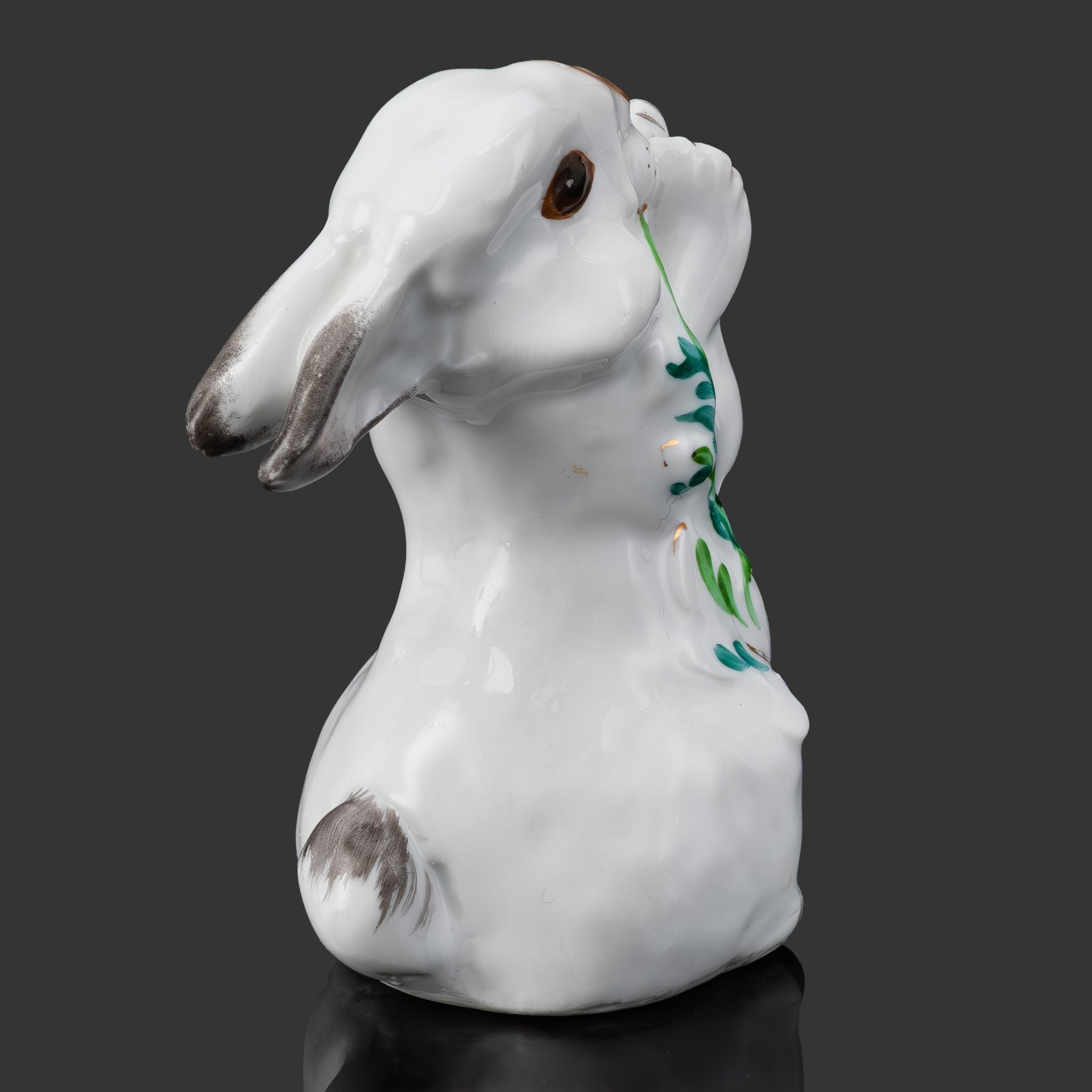 Статуэтка "Заяц с цветком", скульптор Е.И. Чарушин, фарфор, роспись, золочение, Ленинградский фарфоровый завод (ЛФЗ), СССР, 1950-1954 гг.