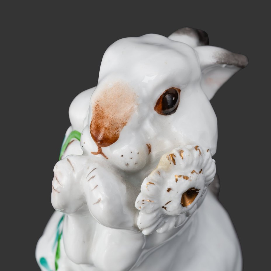 Статуэтка "Заяц с цветком", скульптор Е.И. Чарушин, фарфор, роспись, золочение, Ленинградский фарфоровый завод (ЛФЗ), СССР, 1950-1954 гг.
