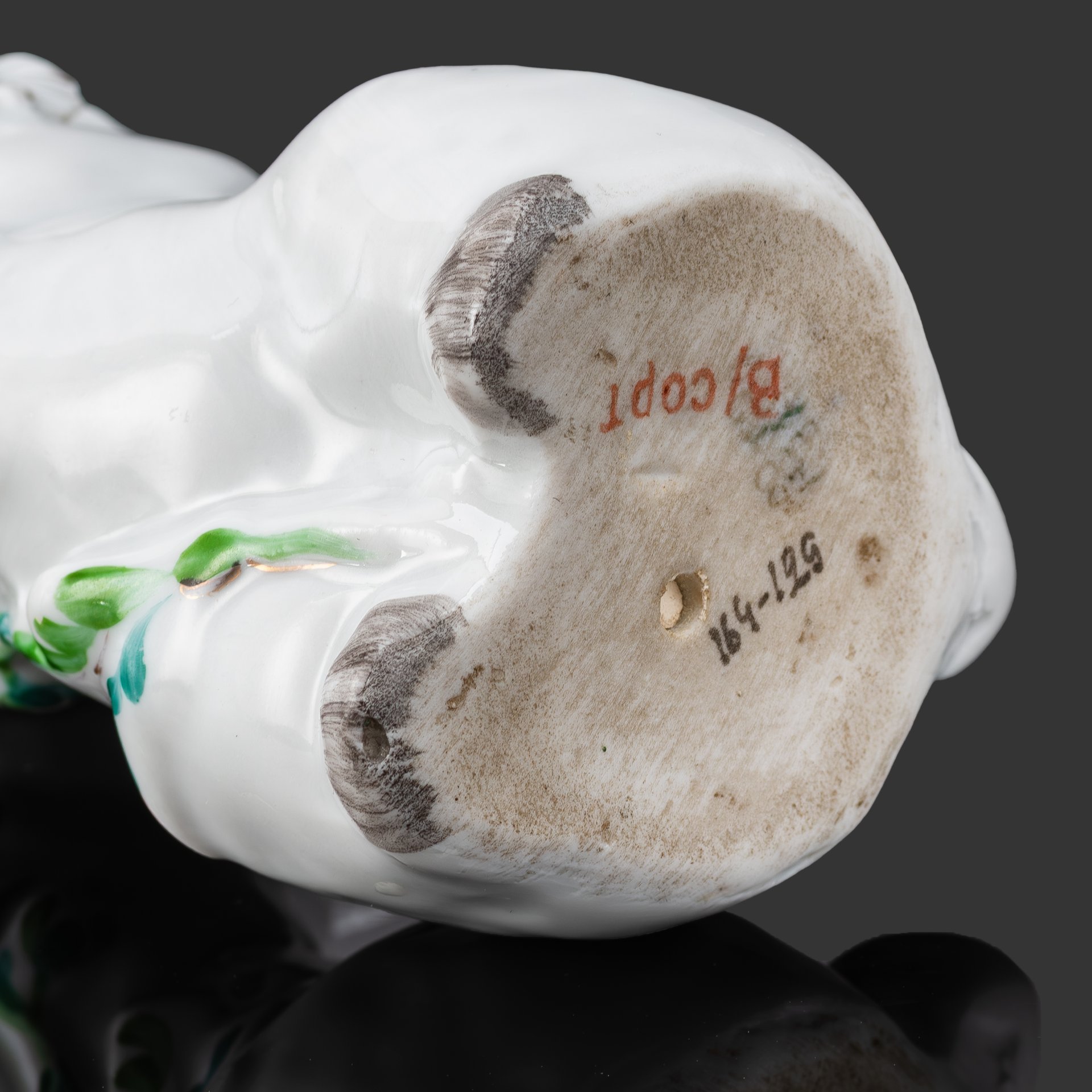 Статуэтка "Заяц с цветком", скульптор Е.И. Чарушин, фарфор, роспись, золочение, Ленинградский фарфоровый завод (ЛФЗ), СССР, 1950-1954 гг.