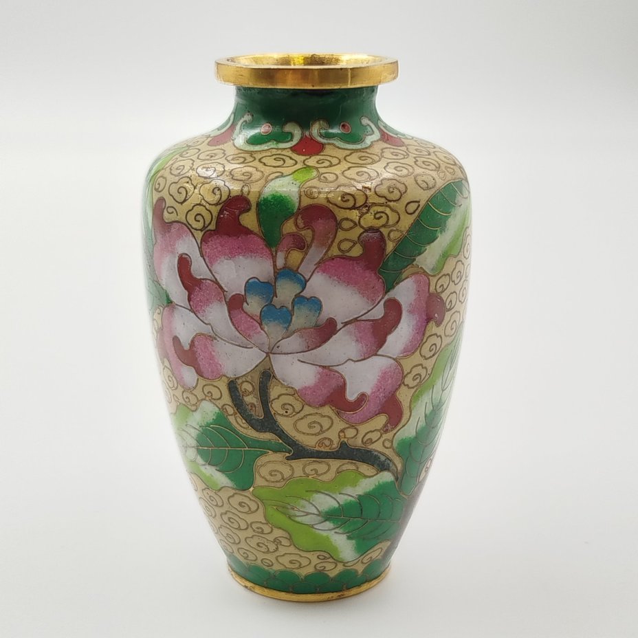 Вазочка, декорированная изображением астр на светло-желтом фоне