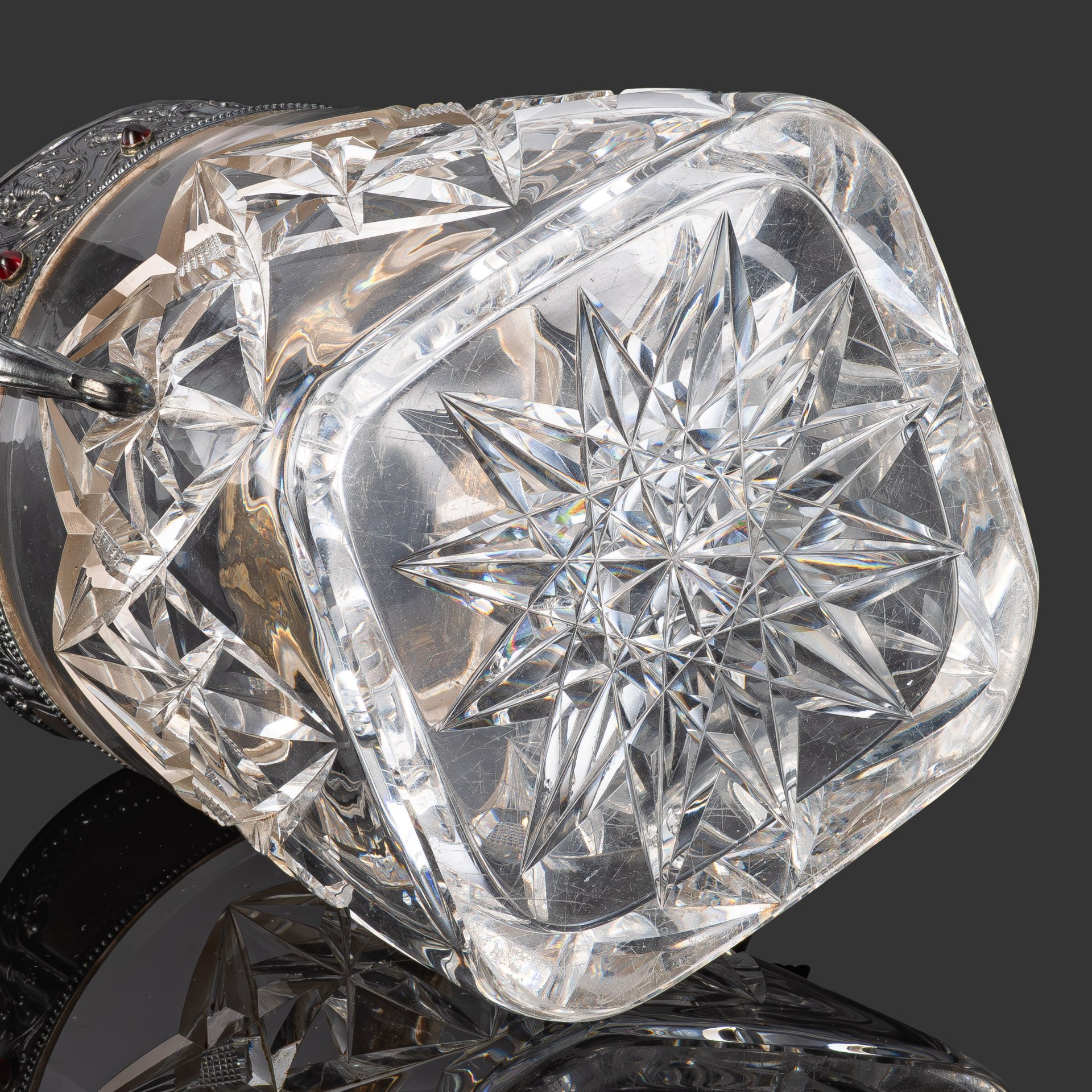 [С экспертизой Н.Г. Троепольской] Братина (крюшонница с половником) с изображением фантастических птиц Сирин и Алканост, Фабрика И.П. Хлебникова