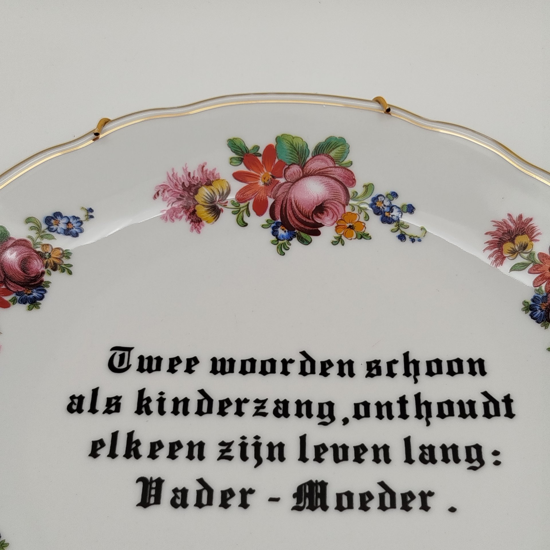 Настенная тарелка "Два слова, прекрасных...", украшенная изображением цветов по борту, Schirnding Porzellan, фарфор, деколь, золочение, Бавария, 1956-1972 гг.