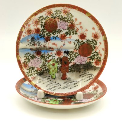 Пара блюдец "Гейши в саду", фарфор, (костяной), деколь, роспись, золочение, Китай, 1960-1980 гг.