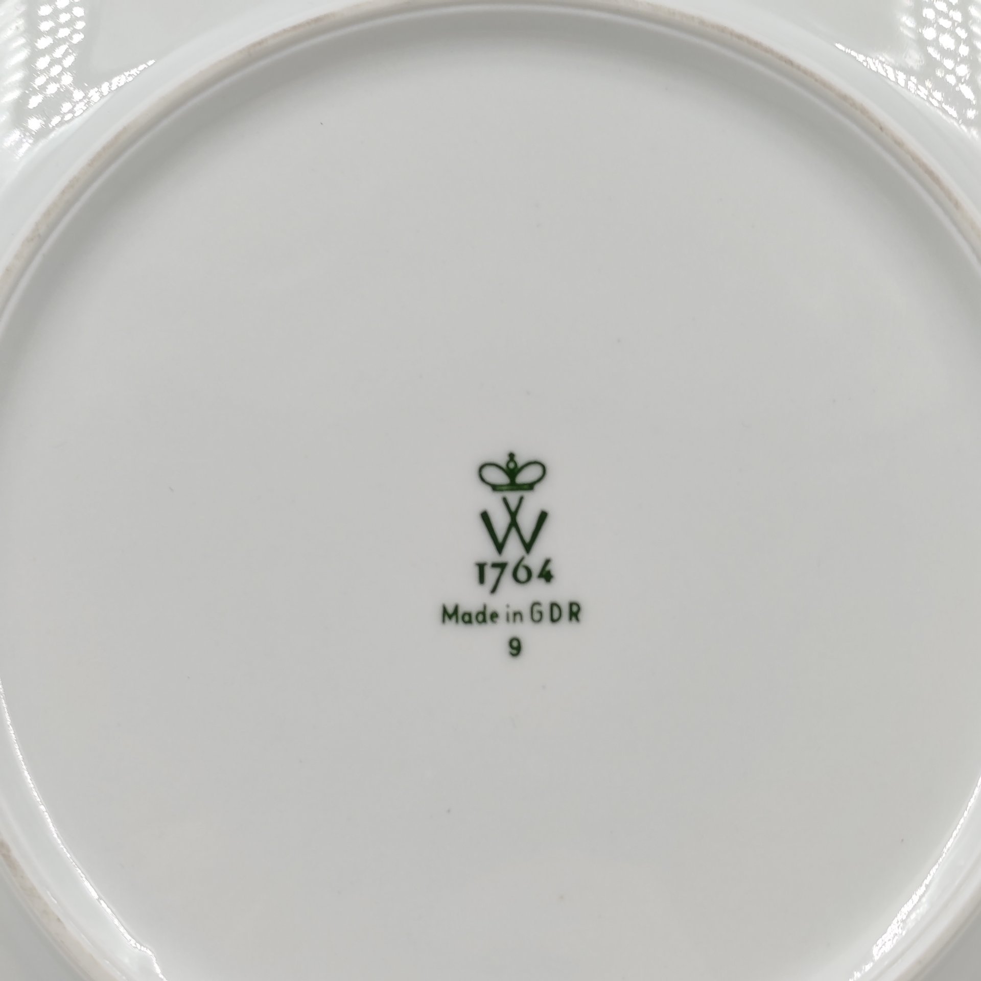 Тарелка, декорированная золотой каймой и орнаментом, фарфор, золочение, Wallendorf, ГДР, 1950-1980 гг., Wallendorf