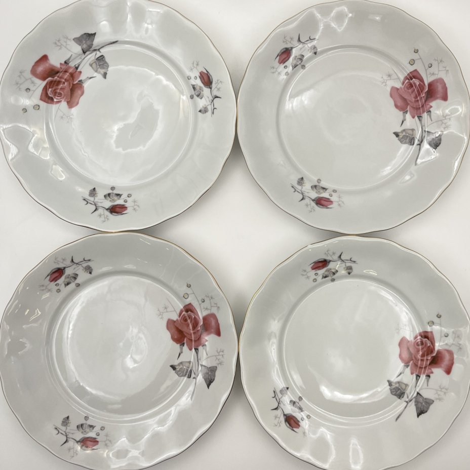 Набор из 4-х обеденных тарелок с изображением розы, фарфор, деколь, золочение, Karolina (Фарфоровая мануфактура «Каролина», Польша), Польша, 1980-1990 гг.