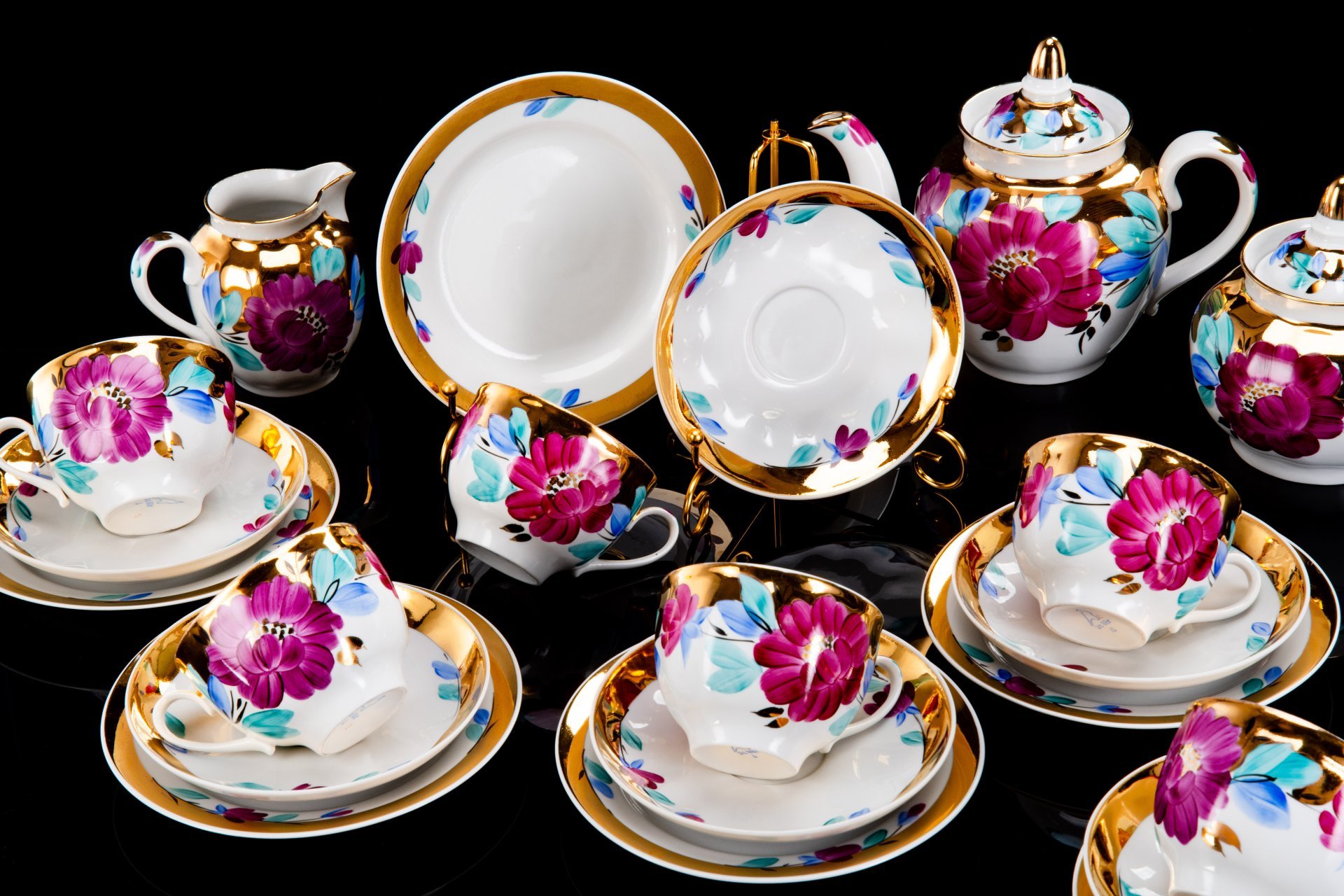 Сервиз чайный на 6 персон, украшенный цветочным декором (21 предмет), фарфор, золочение, роспись, Дулевский фарфоровый завод (Дулёво), СССР, 1988 г., Дулевский фарфоровый завод (Дулёво)