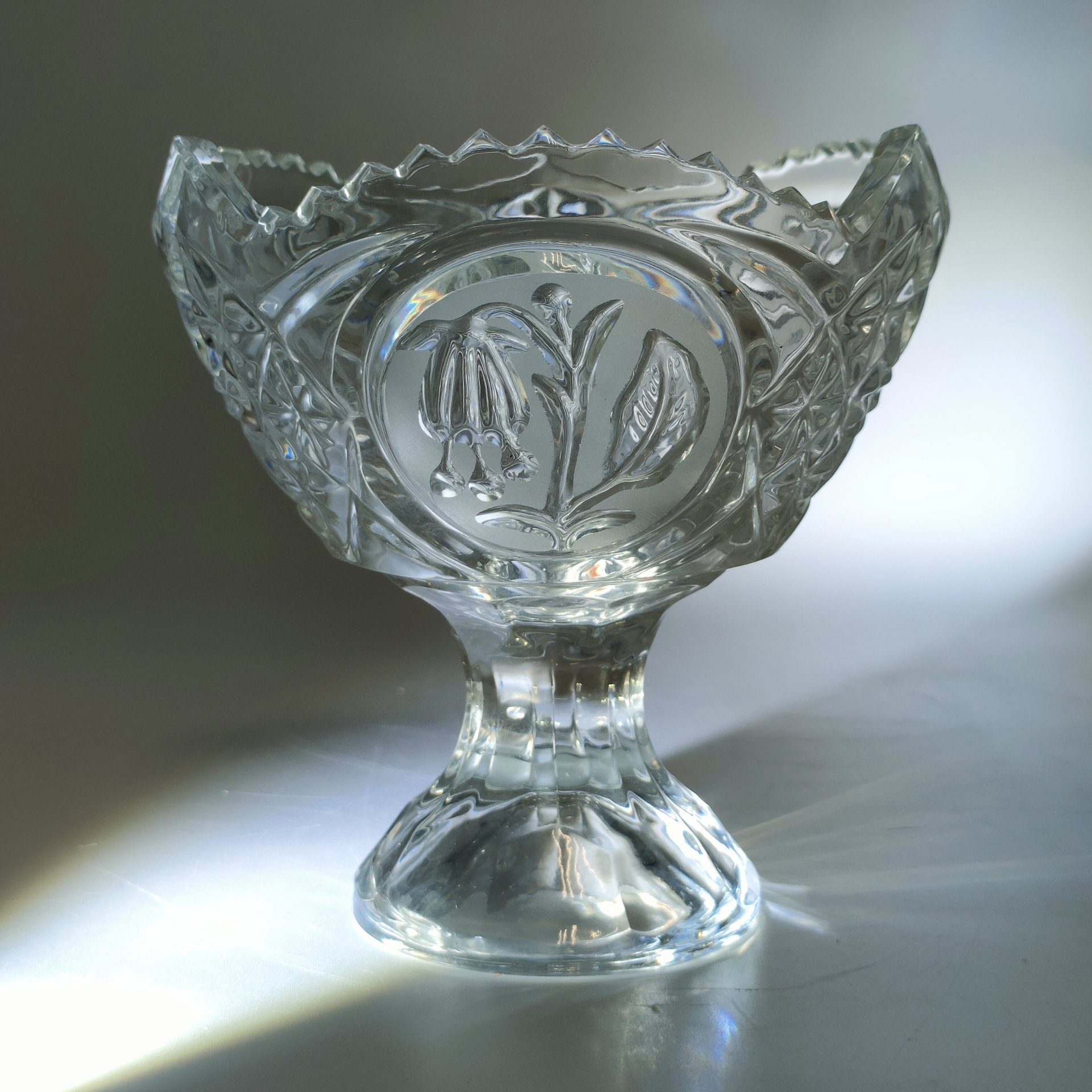 Вазочка на ножке для сервировки стола, декорированная резным изображением цветов фуксии, худ. П. А. Ледяев, хрусталь, пресс, матирование, Завод «Красный Гигант», СССР, 1980-1990 гг.