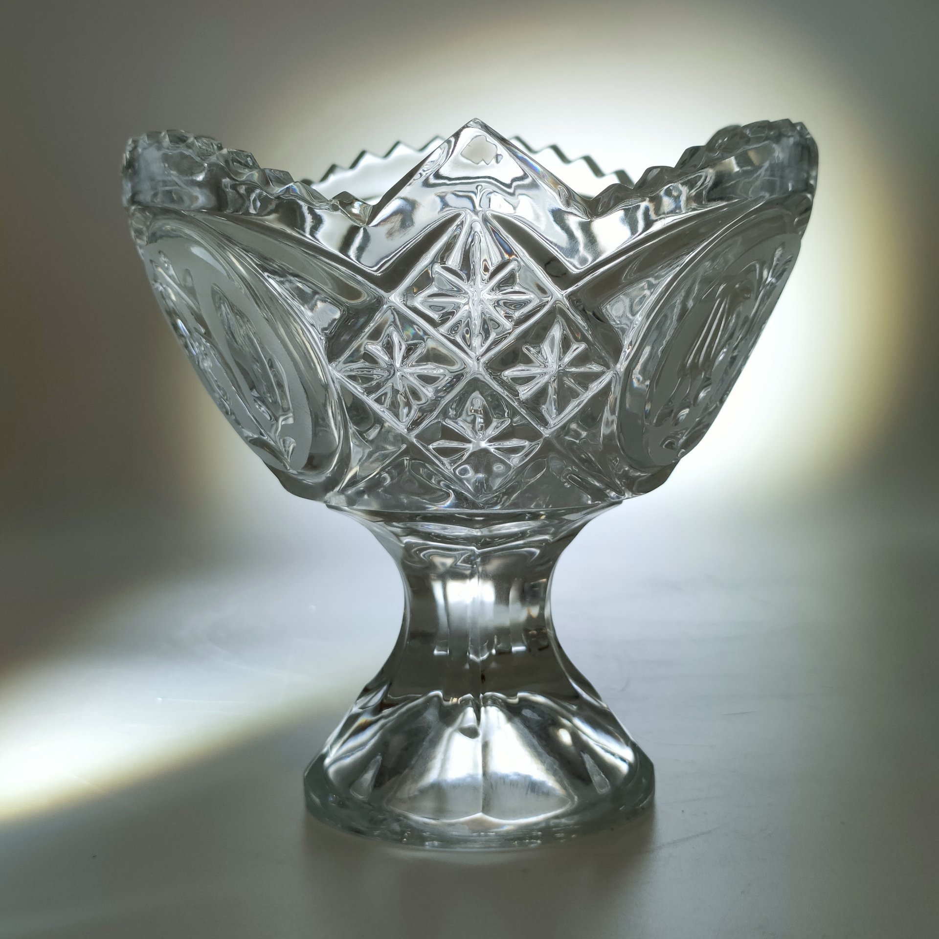 Вазочка на ножке для сервировки стола, декорированная резным изображением цветов фуксии, худ. П. А. Ледяев, хрусталь, пресс, матирование, Завод «Красный Гигант», СССР, 1980-1990 гг.
