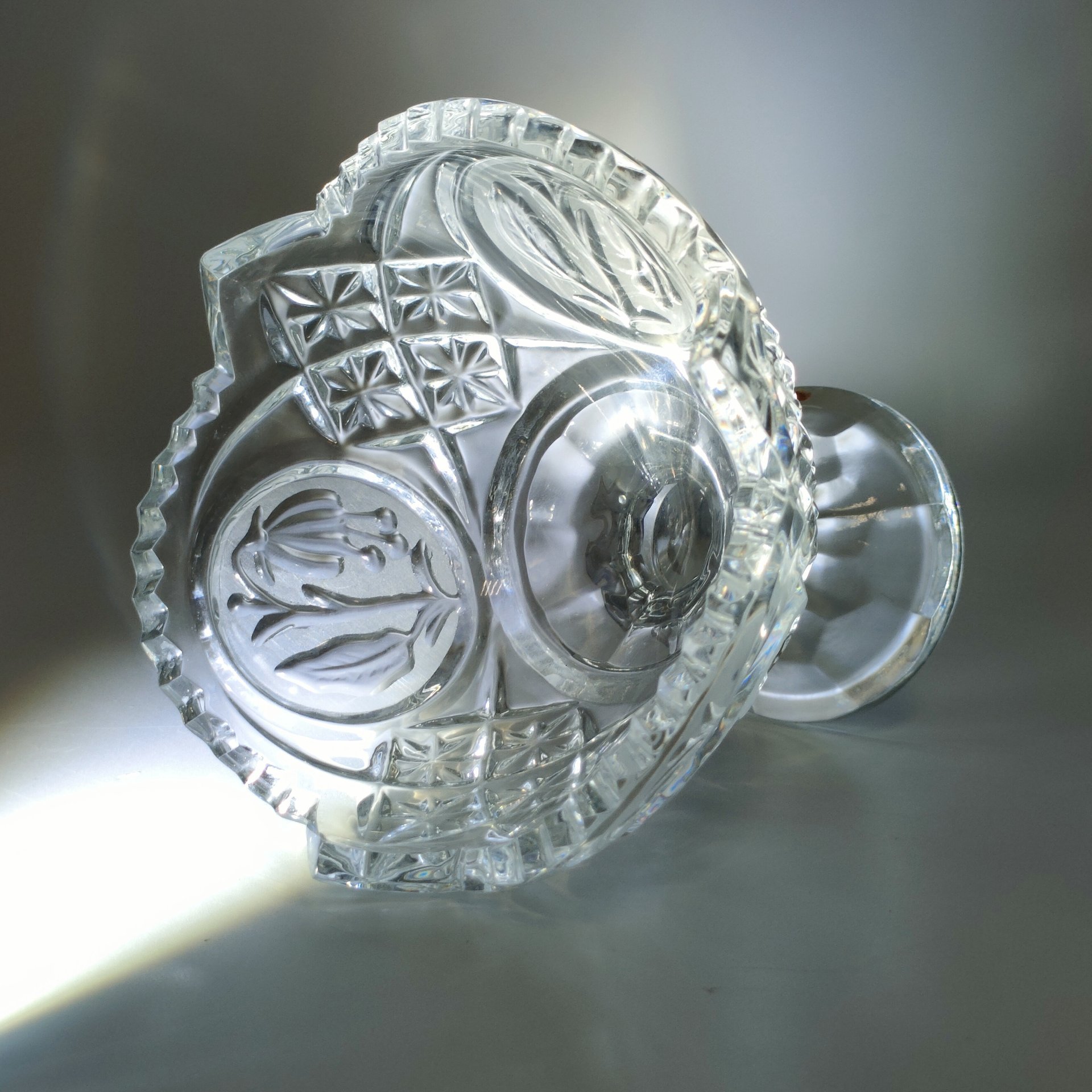 Вазочка на ножке для сервировки стола, декорированная резным изображением цветов фуксии, худ. П. А. Ледяев, хрусталь, пресс, матирование, Завод «Красный Гигант», СССР, 1980-1990 гг.