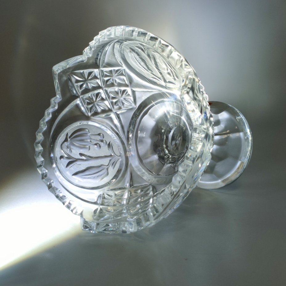 Вазочка на ножке для сервировки стола, декорированная резным изображением цветов фуксии, худ. П. А. Ледяев, хрусталь, пресс, матирование, Завод «Красный Гигант», СССР, 1980-1990 гг.