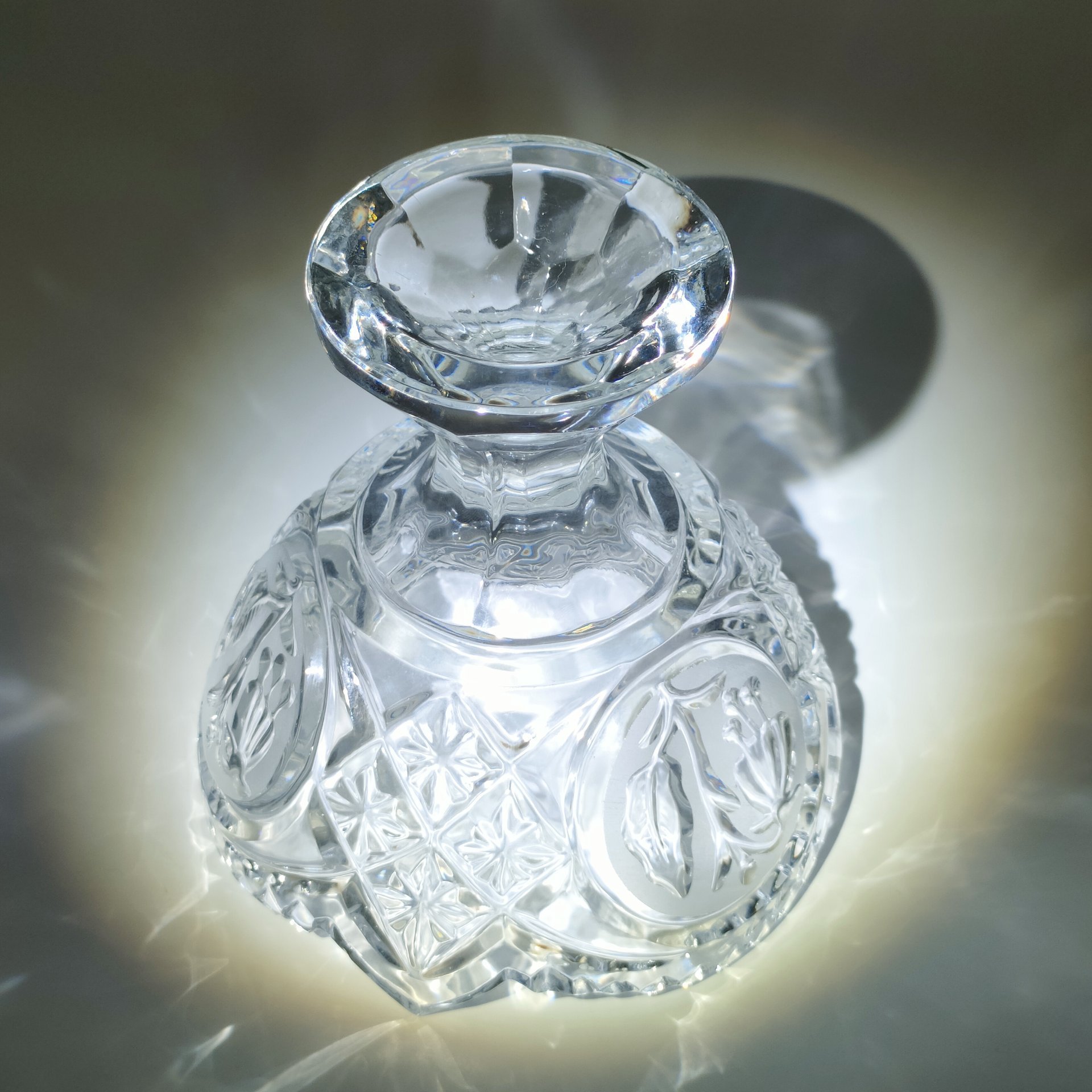 Вазочка на ножке для сервировки стола, декорированная резным изображением цветов фуксии, худ. П. А. Ледяев, хрусталь, пресс, матирование, Завод «Красный Гигант», СССР, 1980-1990 гг.