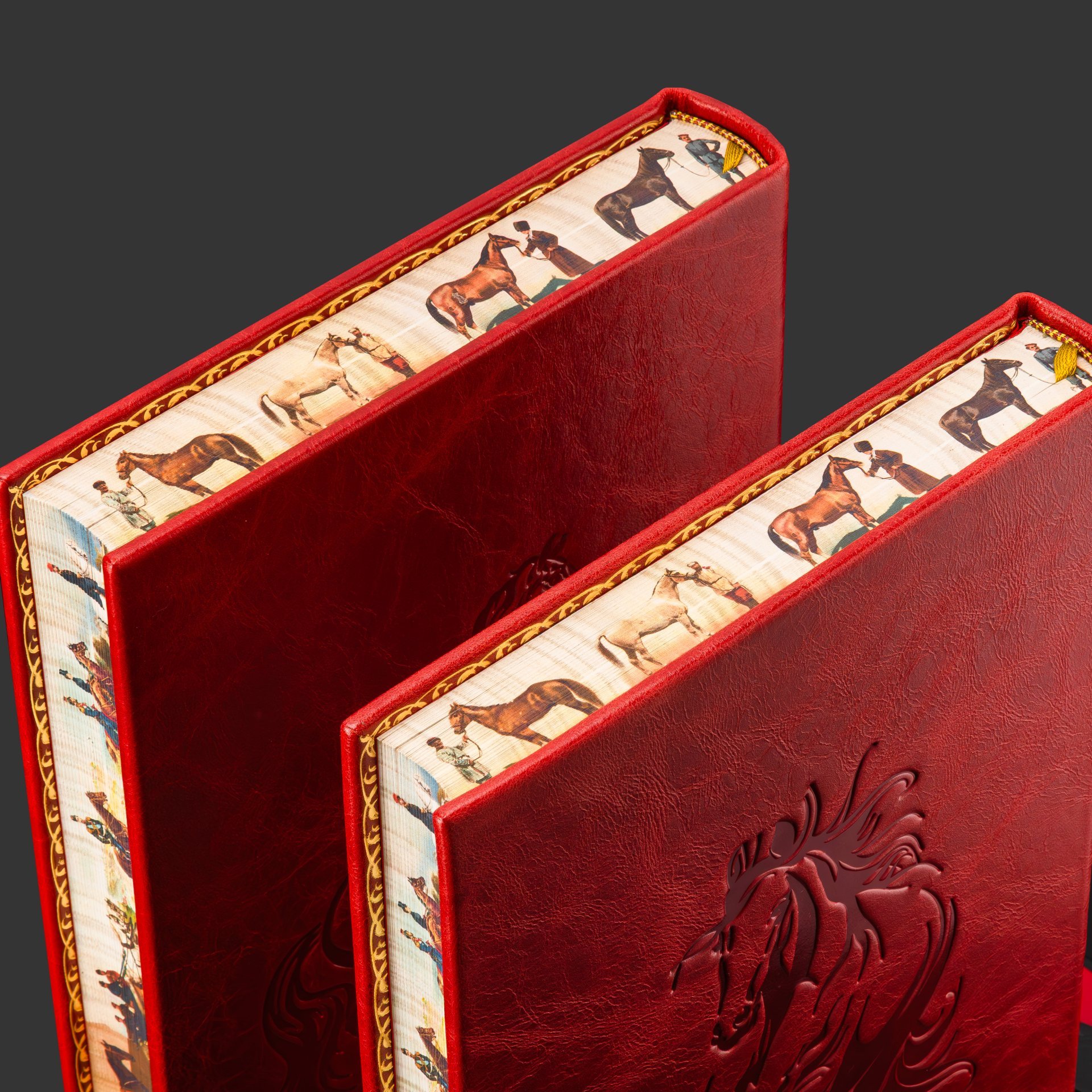 Подарочный комплект из 2-х книг "Книга о лошади"  С.П. Урусов на подставке, бумага, кожаный переплет, обрез с принтом, тиснение, золочение, серебрение; подставка из дерева, обтянутая кожей, Российская Федерация, 2025 г.