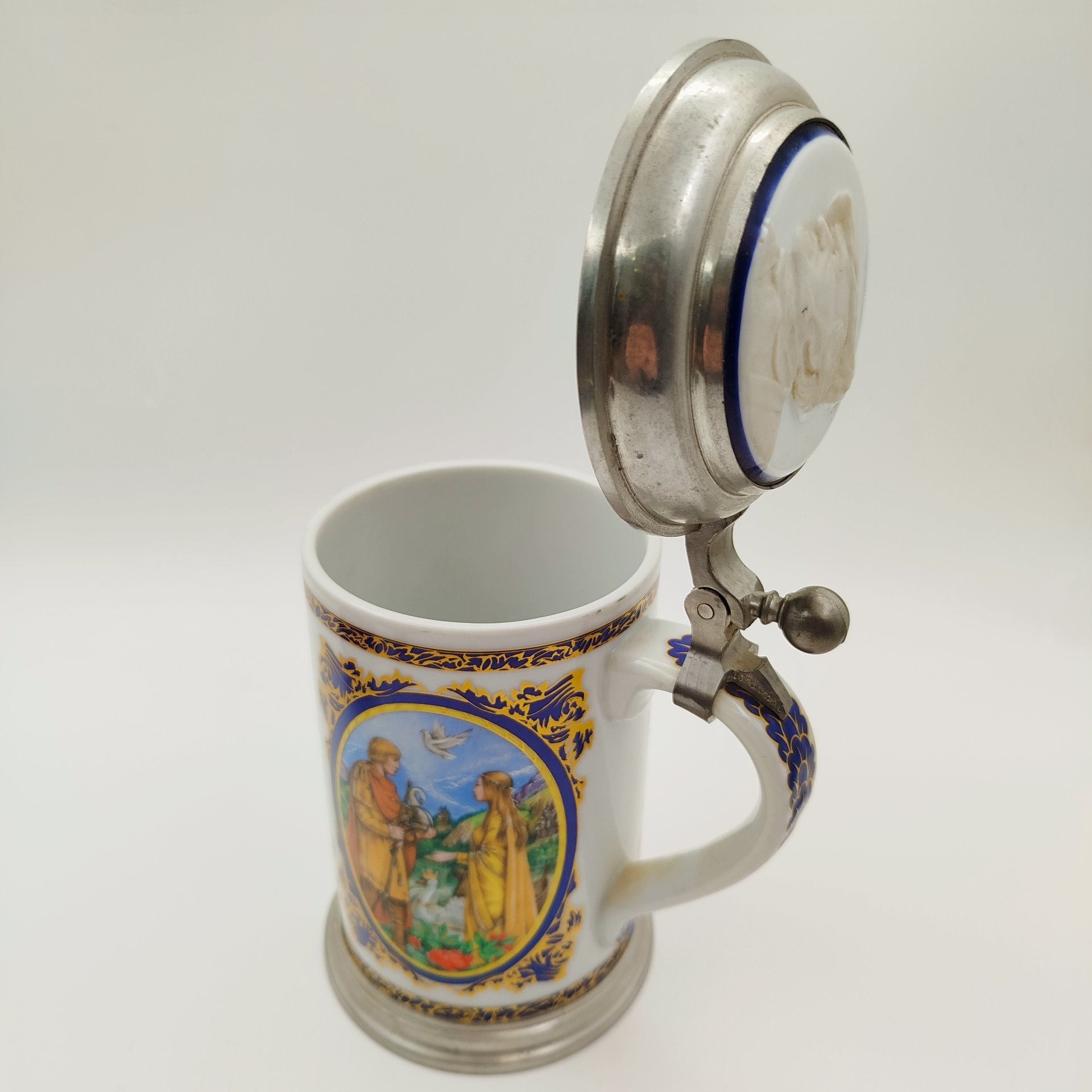 Кружка пивная, украшенная изображением сцен из оперы "Лоэнгрин" Рихарда Вагнера, фарфор, металл, деколь, Villeroy & Boch, Германия, 1970-1990 гг.