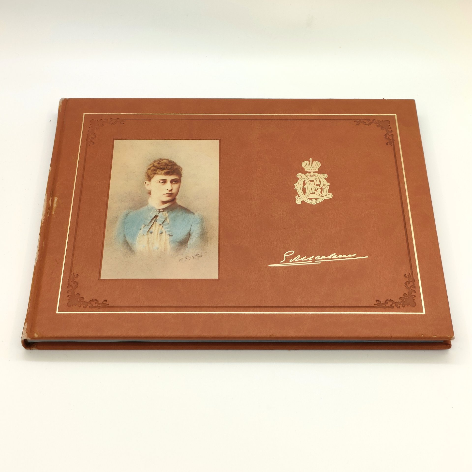 Фотоальбом "Святая Преподобномученица Великая Княгиня Елисавета Феодоровна", худ. оформление О.С. Гордиенко, Новоспасский монастырь, бумага, картон, кожзам, печать, Российская Федерация, 2007 г.