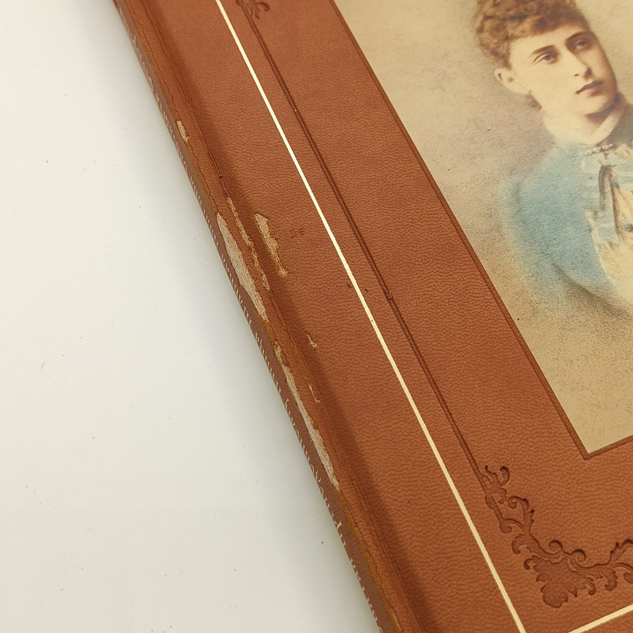 Фотоальбом "Святая Преподобномученица Великая Княгиня Елисавета Феодоровна", худ. оформление О.С. Гордиенко, Новоспасский монастырь, бумага, картон, кожзам, печать, Российская Федерация, 2007 г.