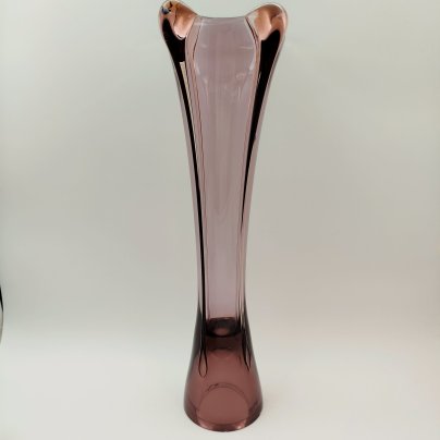 Ваза вытянутой формы сиреневого оттенка, цветное стекло, гутная техника, Ливанский стекольный завод, СССР, 1960-1980 гг.