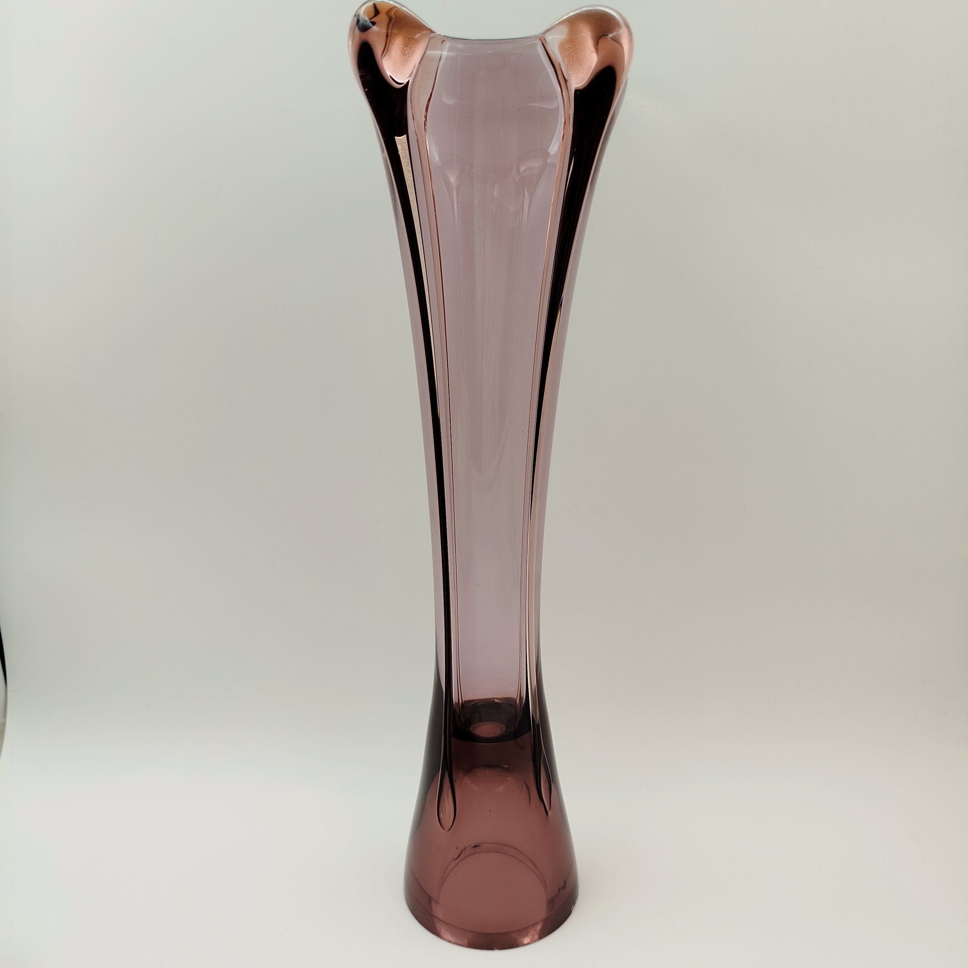 Ваза вытянутой формы сиреневого оттенка, цветное стекло, гутная техника, Ливанский стекольный завод, СССР, 1960-1980 гг.