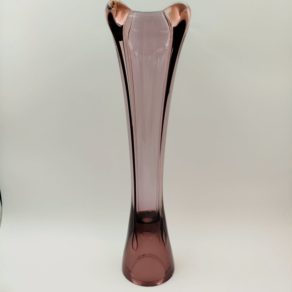 Ваза вытянутой формы сиреневого оттенка, цветное стекло, гутная техника, Ливанский стекольный завод, СССР, 1960-1980 гг.