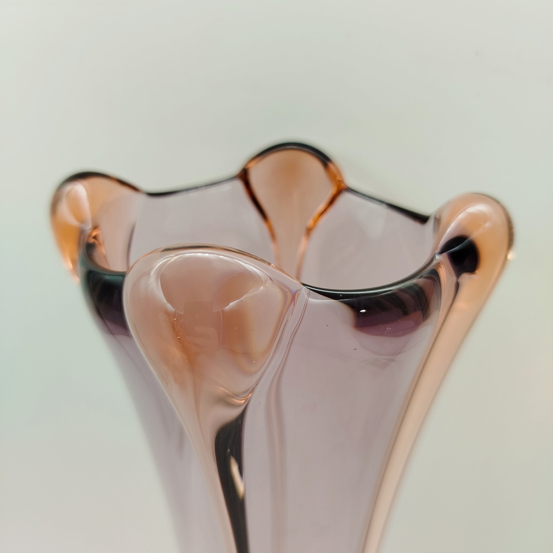 Ваза вытянутой формы сиреневого оттенка, цветное стекло, гутная техника, Ливанский стекольный завод, СССР, 1960-1980 гг.