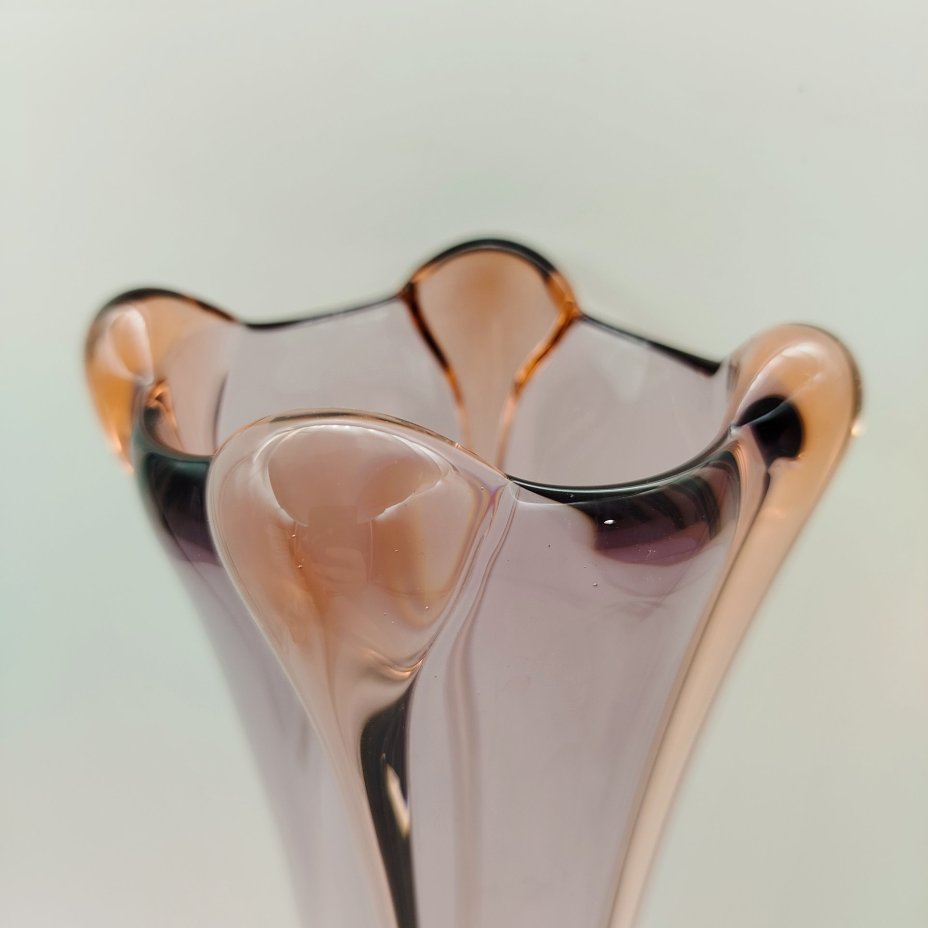 Ваза вытянутой формы сиреневого оттенка