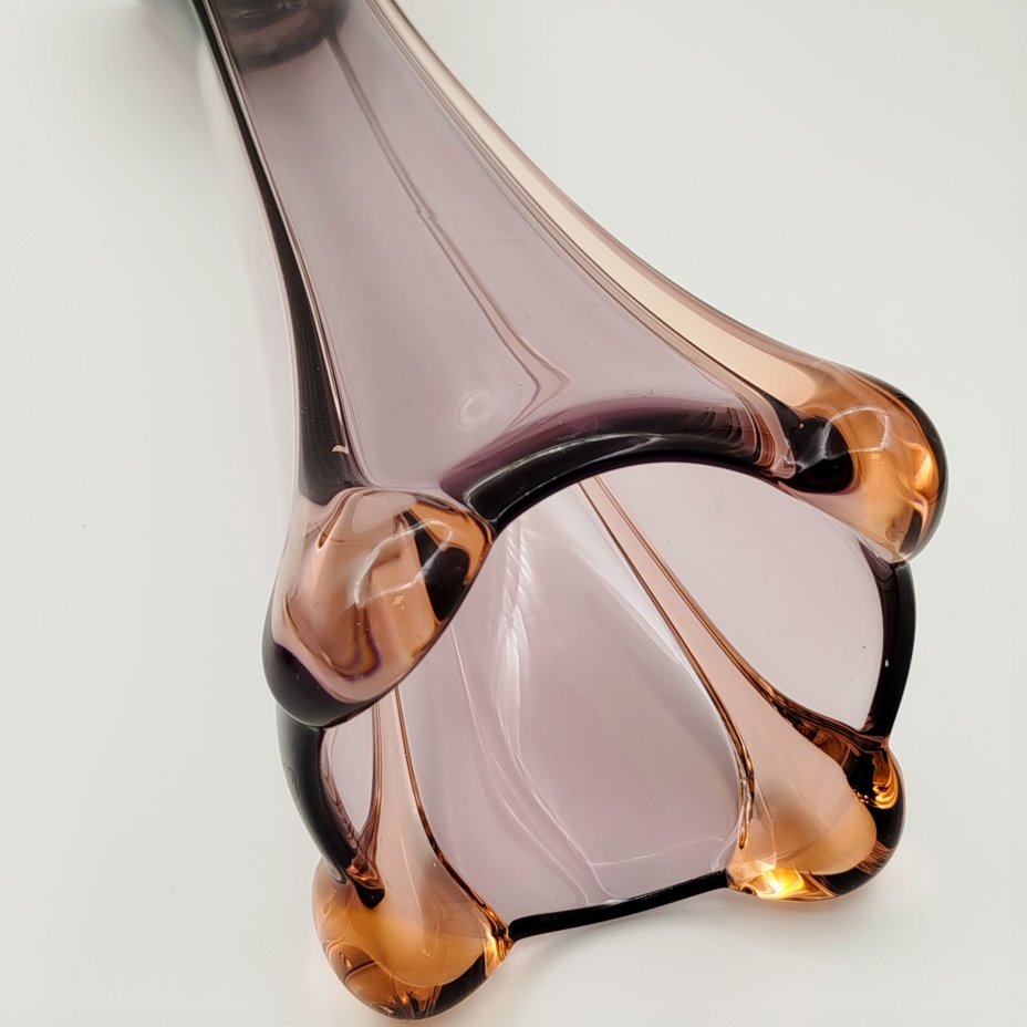 Ваза вытянутой формы сиреневого оттенка