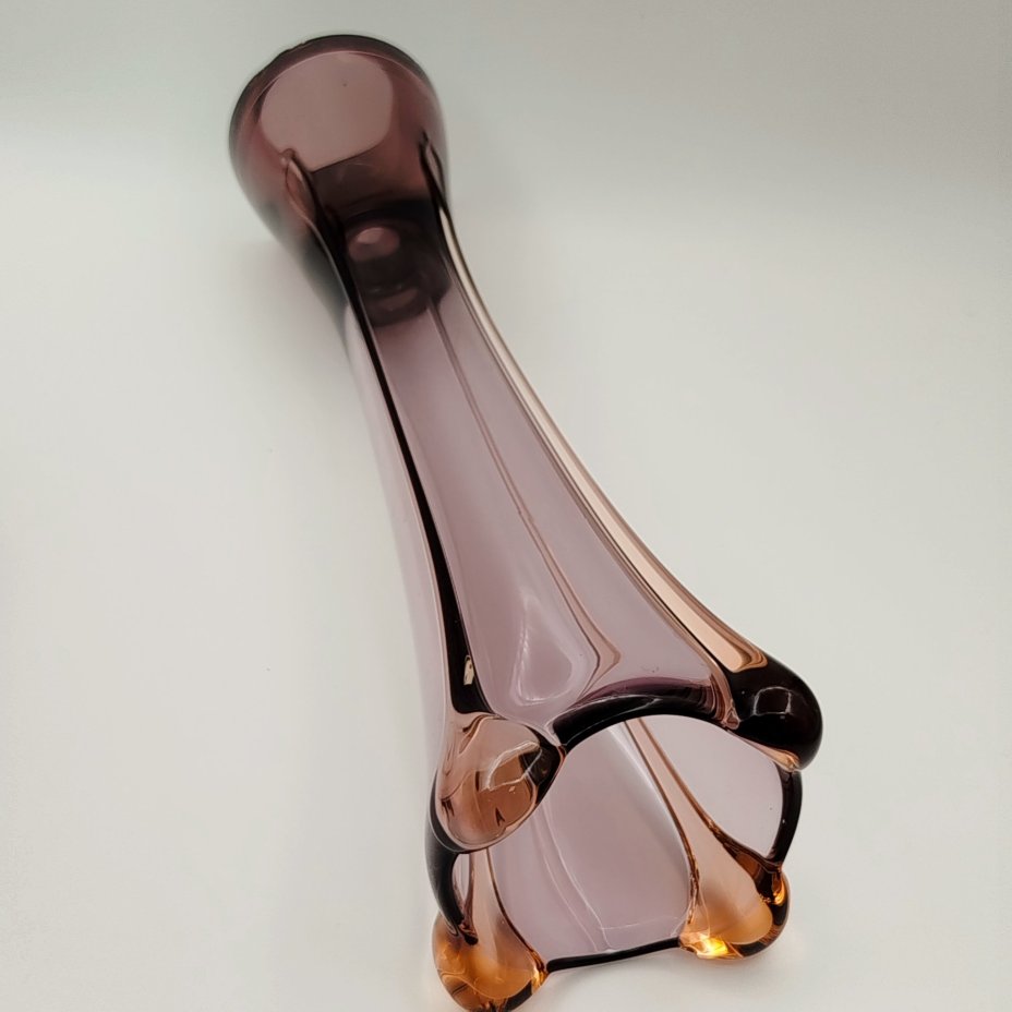 Ваза вытянутой формы сиреневого оттенка