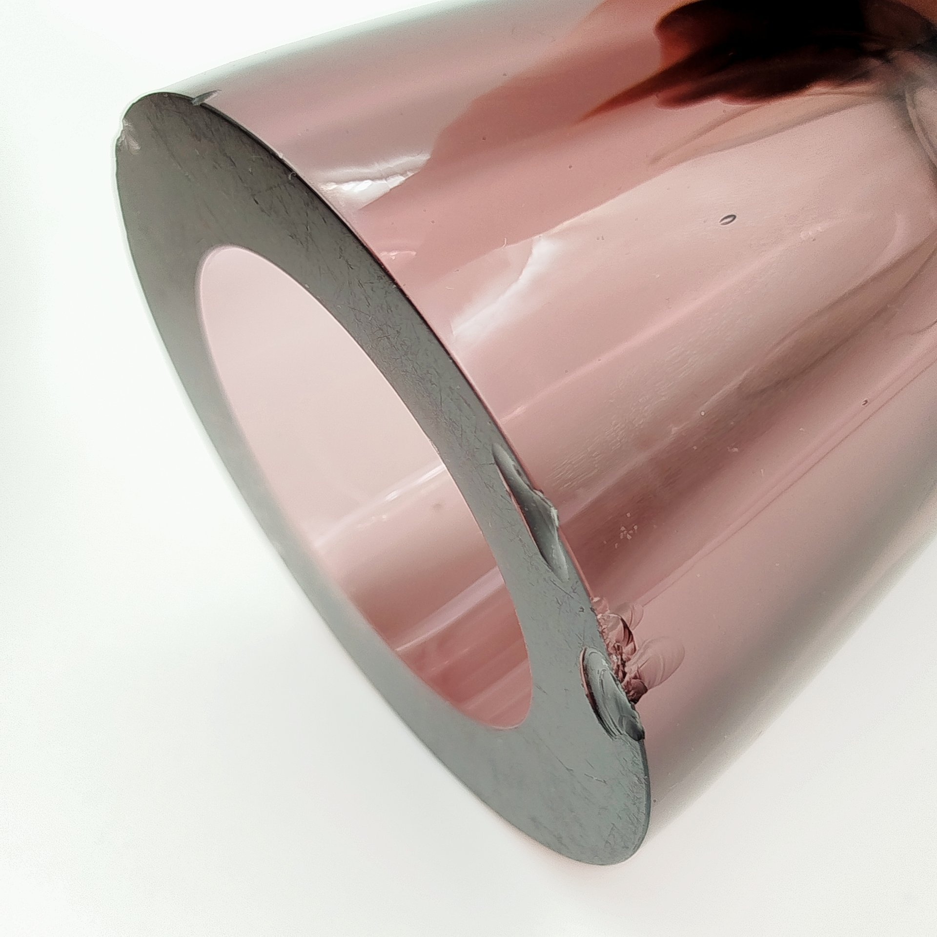 Ваза вытянутой формы сиреневого оттенка, цветное стекло, гутная техника, Ливанский стекольный завод, СССР, 1960-1980 гг.