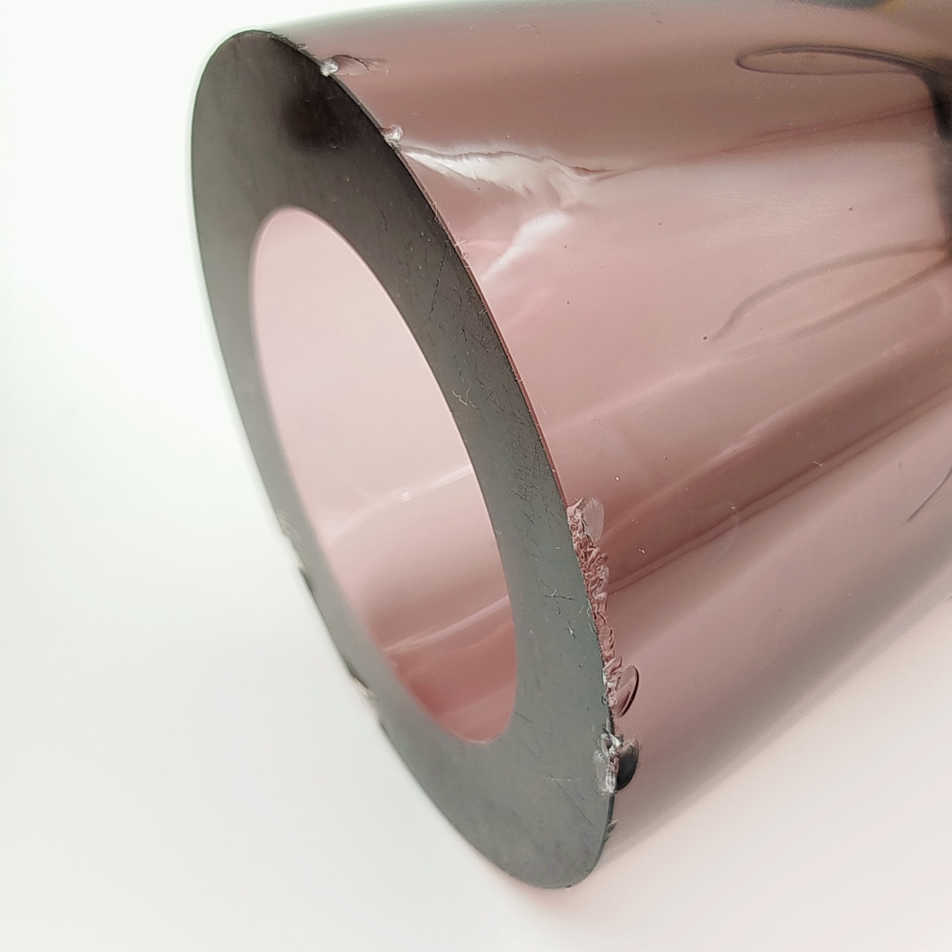 Ваза вытянутой формы сиреневого оттенка, цветное стекло, гутная техника, Ливанский стекольный завод, СССР, 1960-1980 гг.