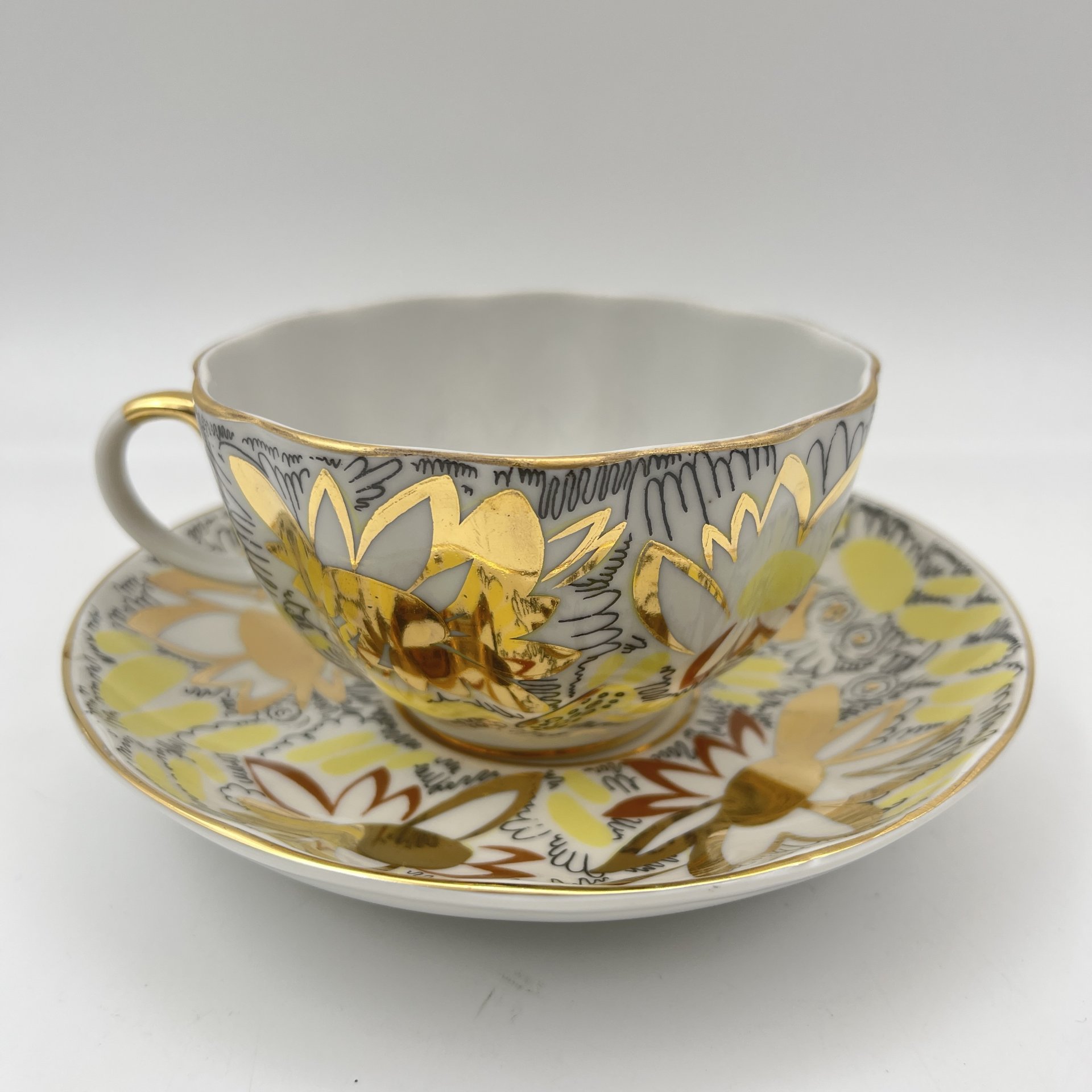 Пара чайная "Золотые ромашки", автор росписи Л.И. Григорьева, форма "Тюльпан", фарфор, деколь, золочение, Ленинградский фарфоровый завод (ЛФЗ), СССР, 1970-1986 гг.