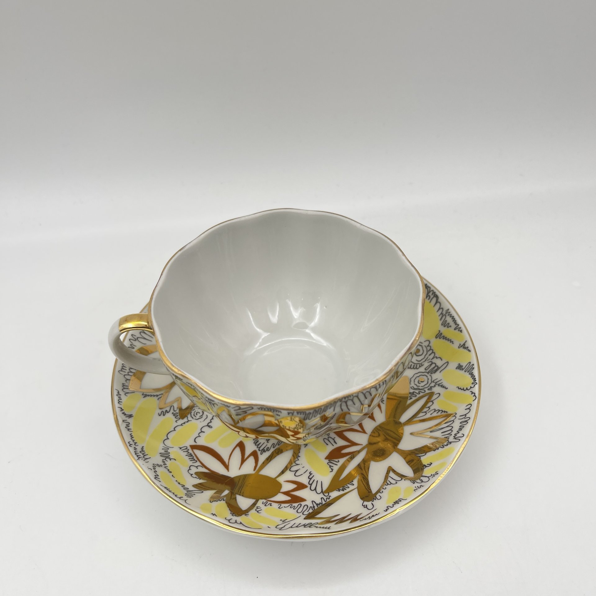 Пара чайная "Золотые ромашки", автор росписи Л.И. Григорьева, форма "Тюльпан", фарфор, деколь, золочение, Ленинградский фарфоровый завод (ЛФЗ), СССР, 1970-1986 гг.