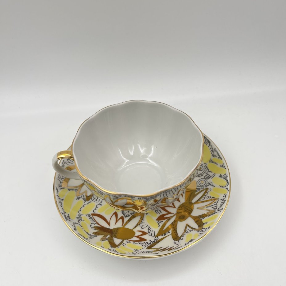 Пара чайная "Золотые ромашки", автор росписи Л.И. Григорьева, форма "Тюльпан", фарфор, деколь, золочение, Ленинградский фарфоровый завод (ЛФЗ), СССР, 1970-1986 гг.