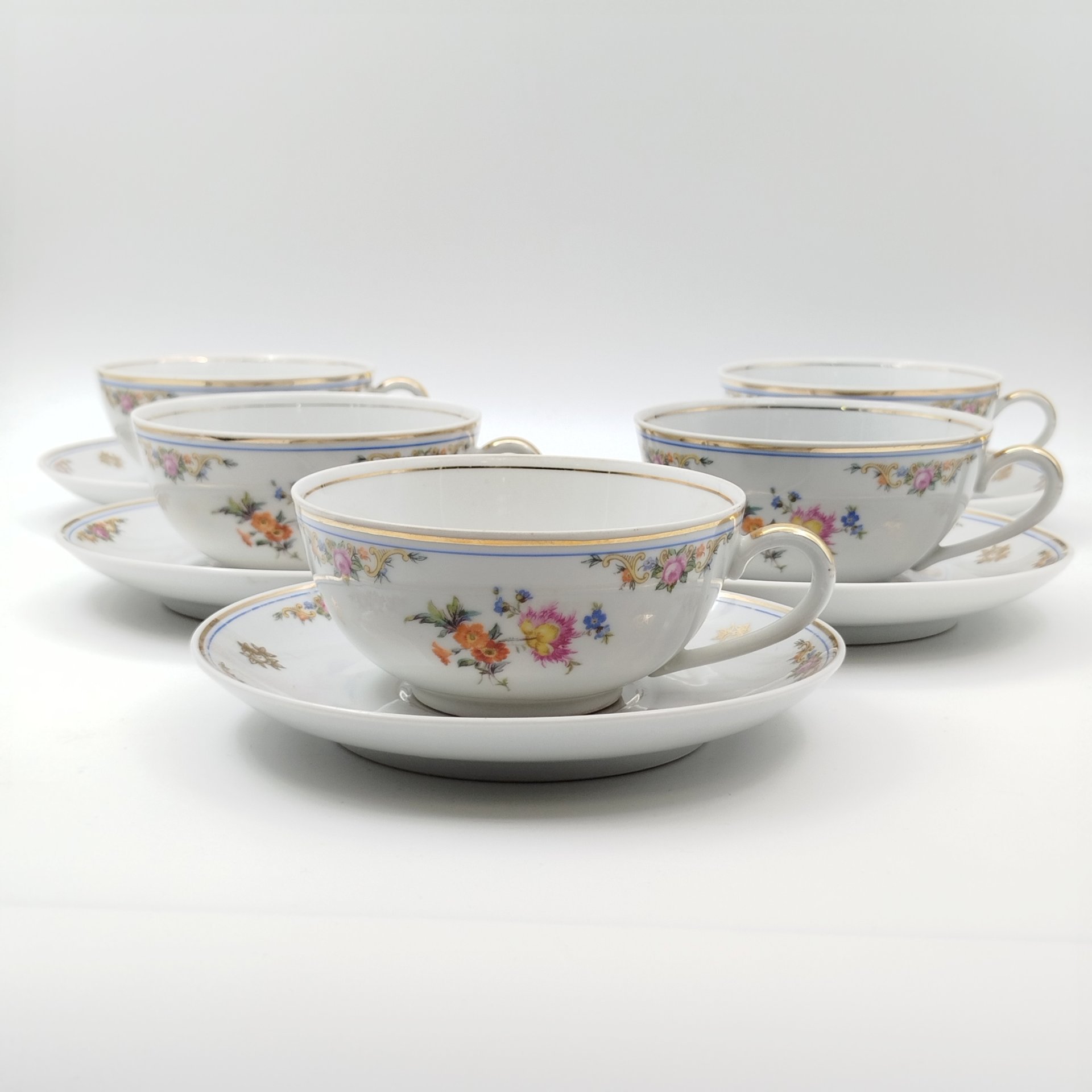 Набор из пяти больших чайных пар с цветочным декором