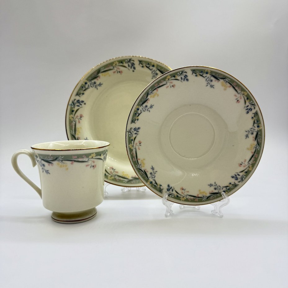 Кофейное трио с флоральным декором, фарфор, деколь, золочение, Китай, 1990-2010 гг.