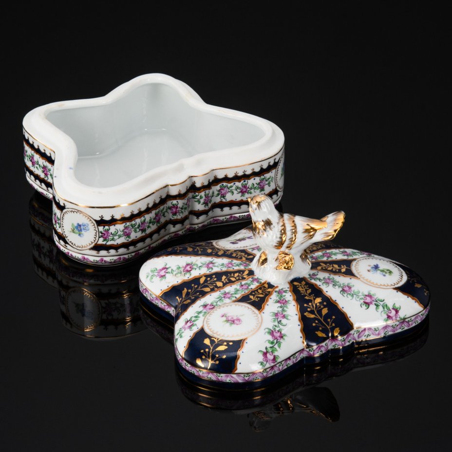 Бонбоньерка (бисквитница) в форме бабочки с хватком в виде птички, декорированная изображением роз