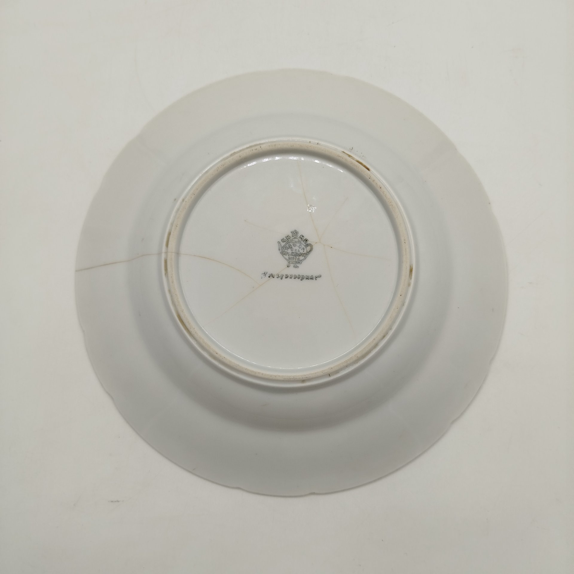 Тарелка суповая из сервиза "Озерный", фарфор, деколь с подрисовкой, золочение, крытье, Фарфоровый завод «Пролетарий» (Бронница, Мста), СССР, 1930-1945 гг.