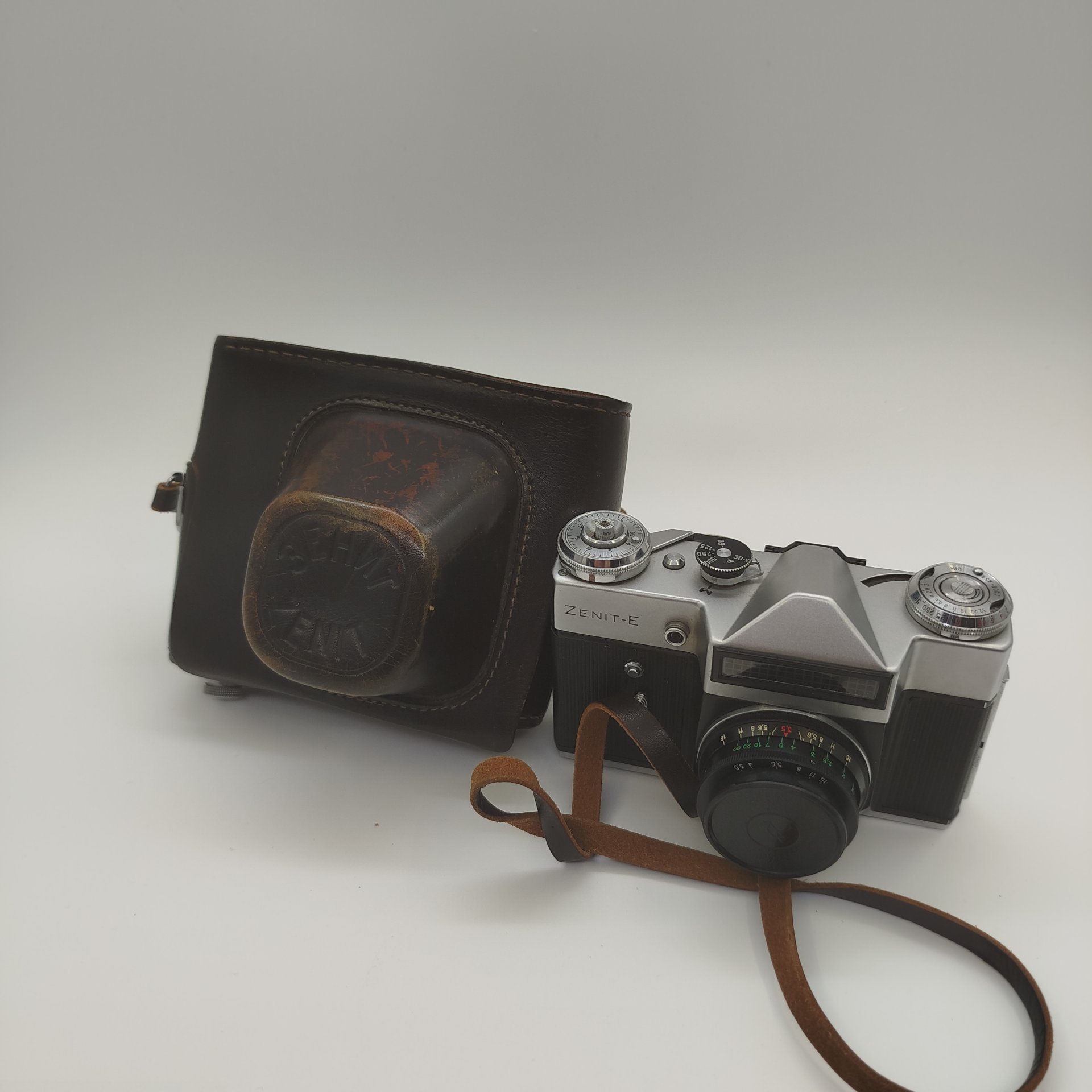 Фотоаппарат пленочный "Зенит-Е" с объективом "Индустар-50-2" в оригинальном кофре, металл, кожа, пластик, стекло, Красногорский механический завод (КМЗ), СССР, 1965-1981 гг.