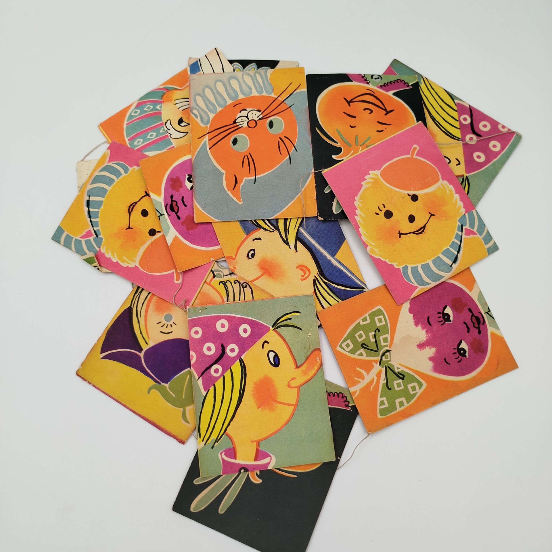 Новогодняя гирлянда (флажки) с персонажами советских мультфильмов (Чиполино, Доктор Айболит, Мурзилка, Буратино и т.д.)