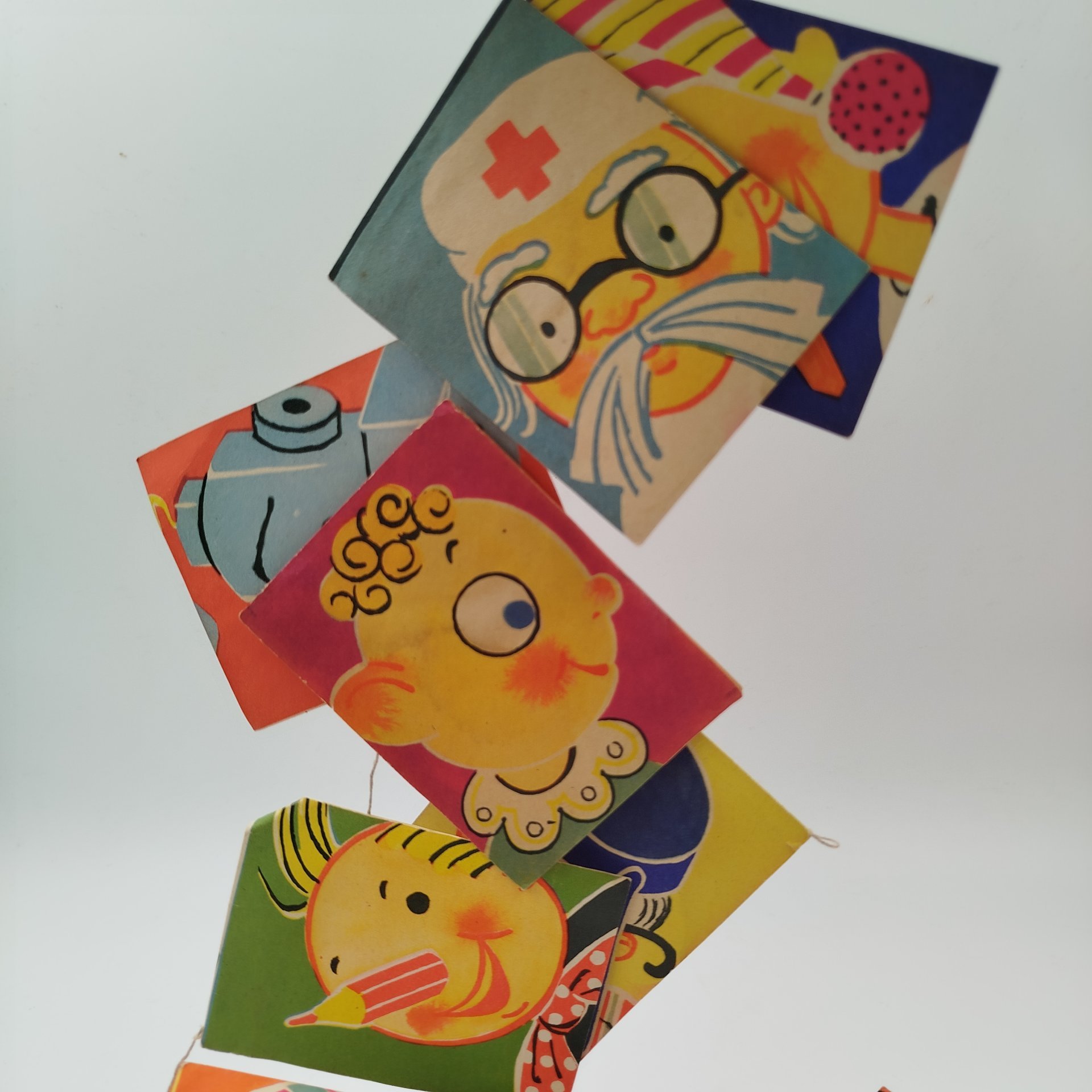 Новогодняя гирлянда (флажки) с персонажами советских мультфильмов (Чиполино, Доктор Айболит, Мурзилка, Буратино и т.д.)