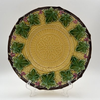 Тарелка декоративная, украшенная флоральным декором, фаянс, роспись, Sarreguemines (Саргемин), Франция, 1900-1920 гг.